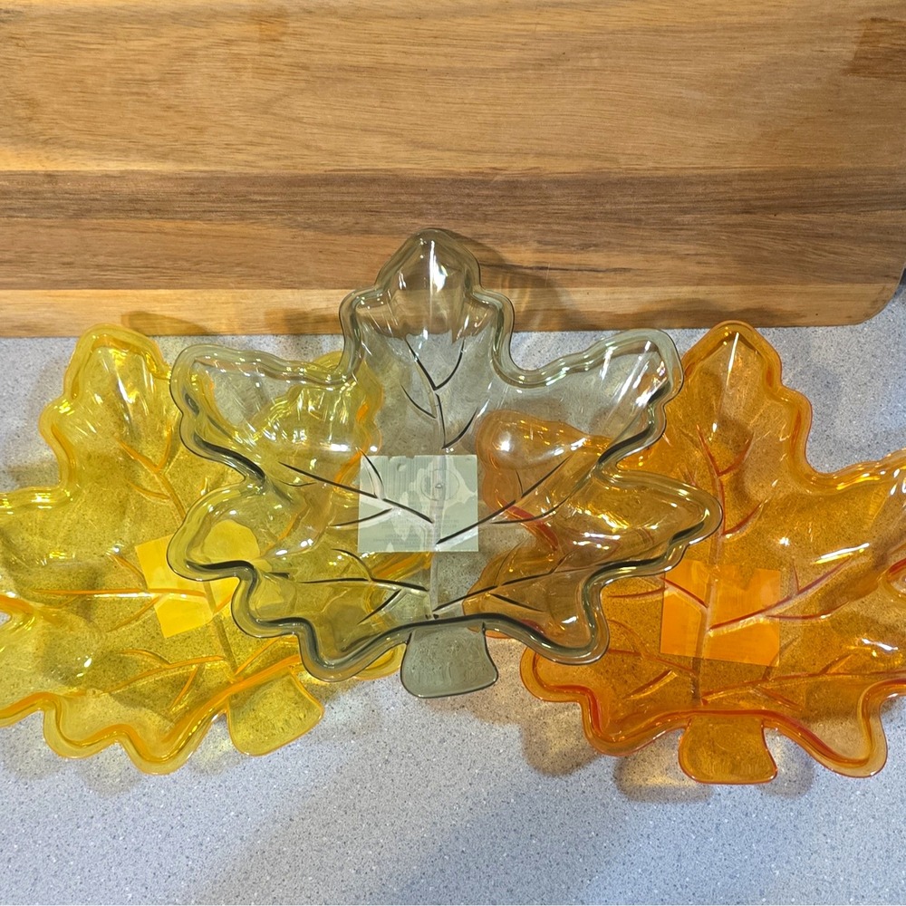 Set of 3 Leaf-Shaped Plastic Serving Trays 9in Glossy